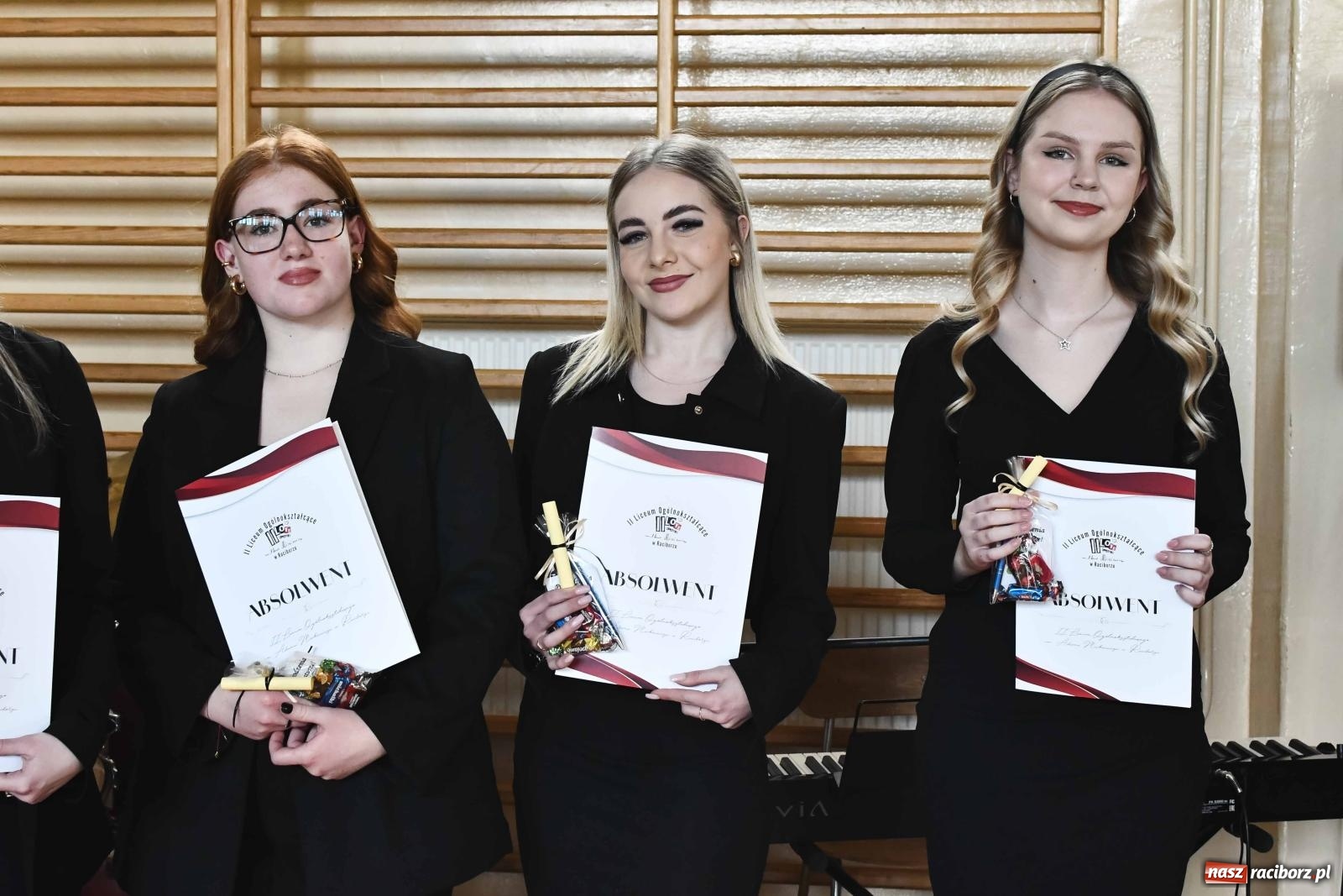 Zdjęcie w galerii na portalu naszraciborz.pl: Licealiści z Dwójki gotowi do matury. II LO pożegnało maturzystów wiadomości z regionu