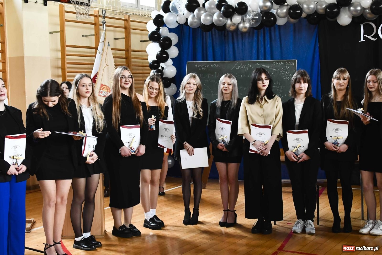 Zdjęcie w galerii na portalu naszraciborz.pl: Licealiści z Dwójki gotowi do matury. II LO pożegnało maturzystów wiadomości z regionu