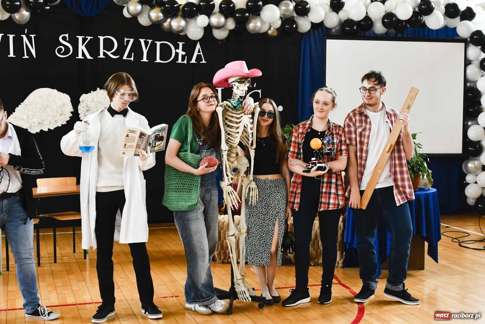 Zdjęcie w galerii na portalu naszraciborz.pl: Licealiści z Dwójki gotowi do matury. II LO pożegnało maturzystów wiadomości z regionu