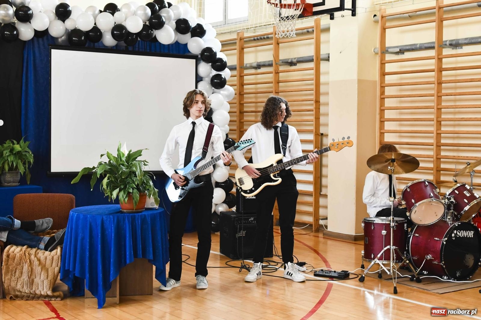 Zdjęcie w galerii na portalu naszraciborz.pl: Licealiści z Dwójki gotowi do matury. II LO pożegnało maturzystów wiadomości z regionu