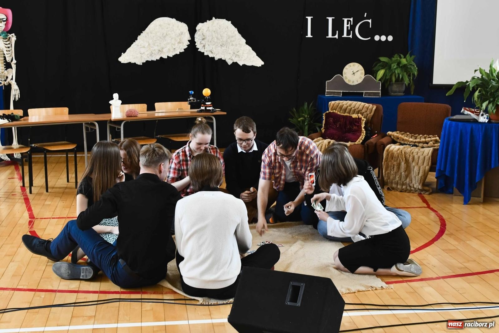 Zdjęcie w galerii na portalu naszraciborz.pl: Licealiści z Dwójki gotowi do matury. II LO pożegnało maturzystów wiadomości z regionu