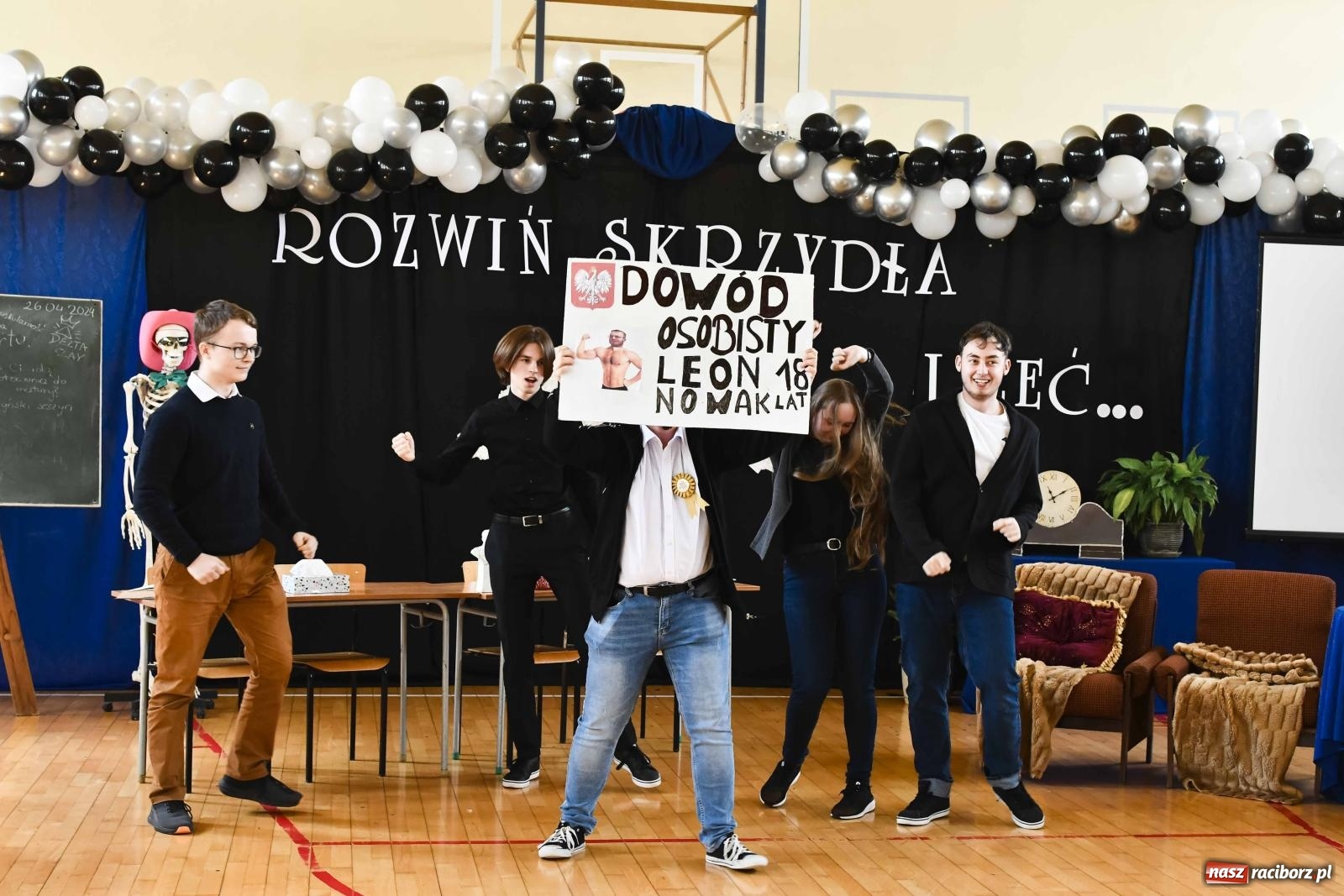 Zdjęcie w galerii na portalu naszraciborz.pl: Licealiści z Dwójki gotowi do matury. II LO pożegnało maturzystów wiadomości z regionu