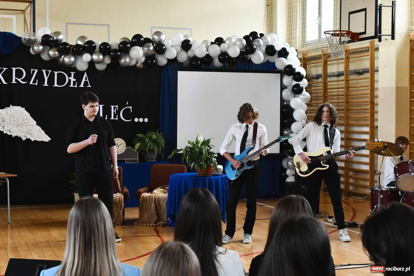 Zdjęcie w galerii na portalu naszraciborz.pl: Licealiści z Dwójki gotowi do matury. II LO pożegnało maturzystów wiadomości z regionu