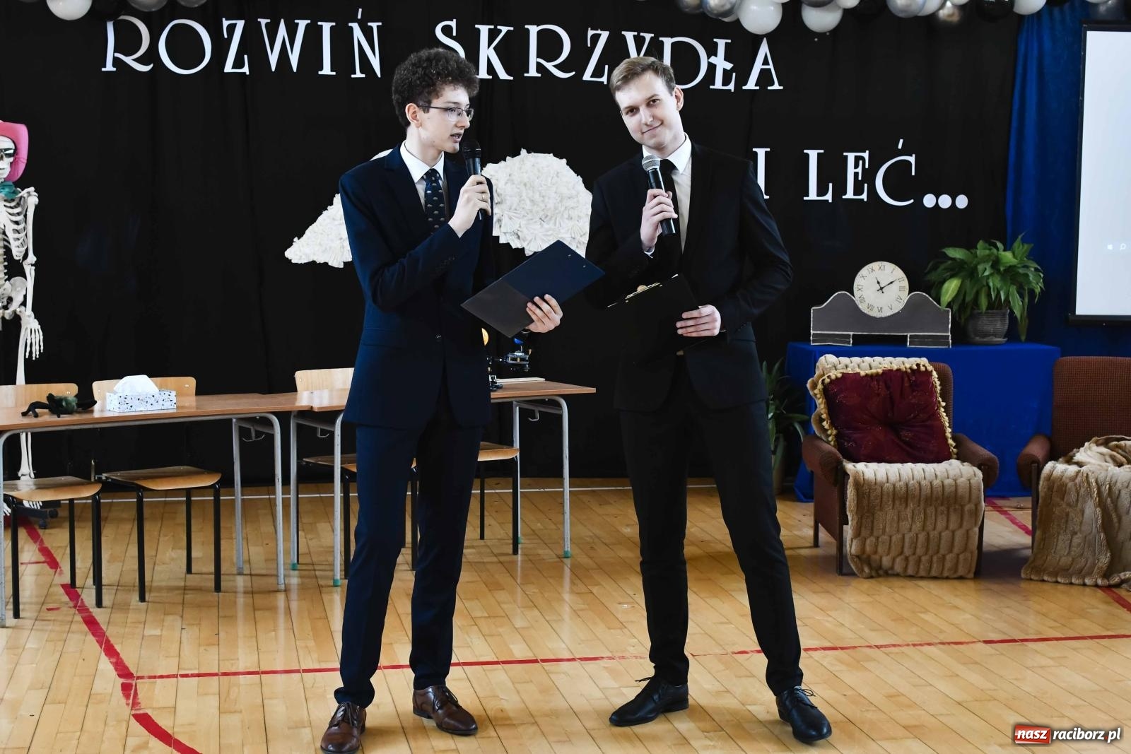 Zdjęcie w galerii na portalu naszraciborz.pl: Licealiści z Dwójki gotowi do matury. II LO pożegnało maturzystów wiadomości z regionu