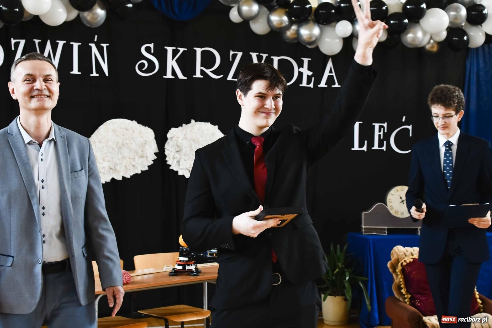 Zdjęcie w galerii na portalu naszraciborz.pl: Licealiści z Dwójki gotowi do matury. II LO pożegnało maturzystów wiadomości z regionu