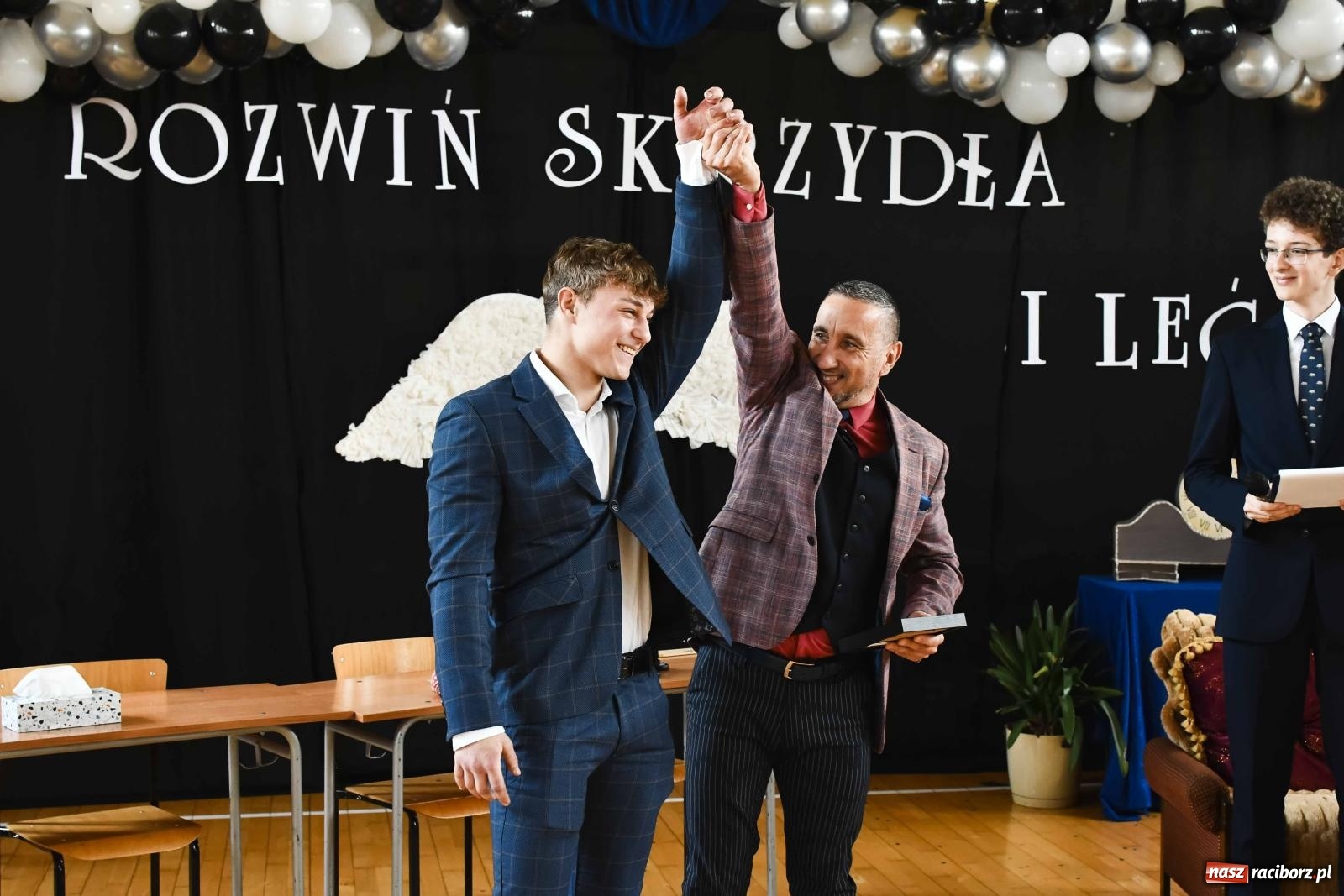 Zdjęcie w galerii na portalu naszraciborz.pl: Licealiści z Dwójki gotowi do matury. II LO pożegnało maturzystów wiadomości z regionu