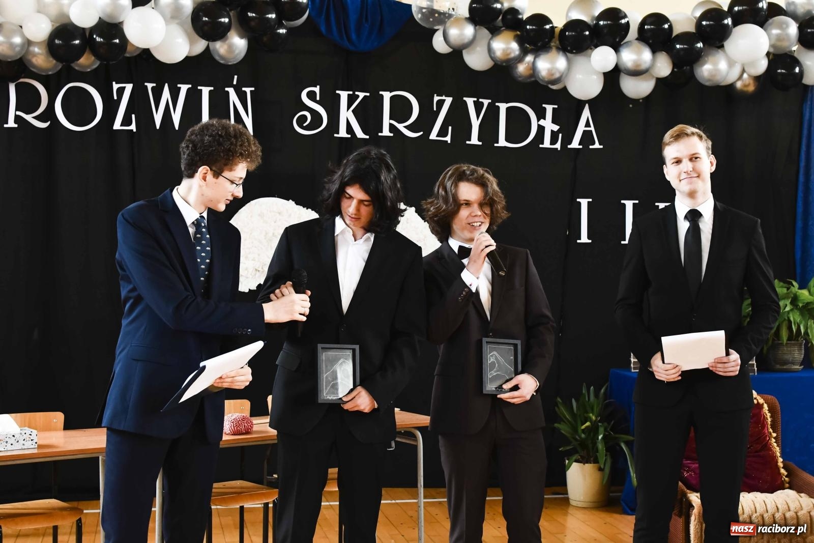 Zdjęcie w galerii na portalu naszraciborz.pl: Licealiści z Dwójki gotowi do matury. II LO pożegnało maturzystów wiadomości z regionu