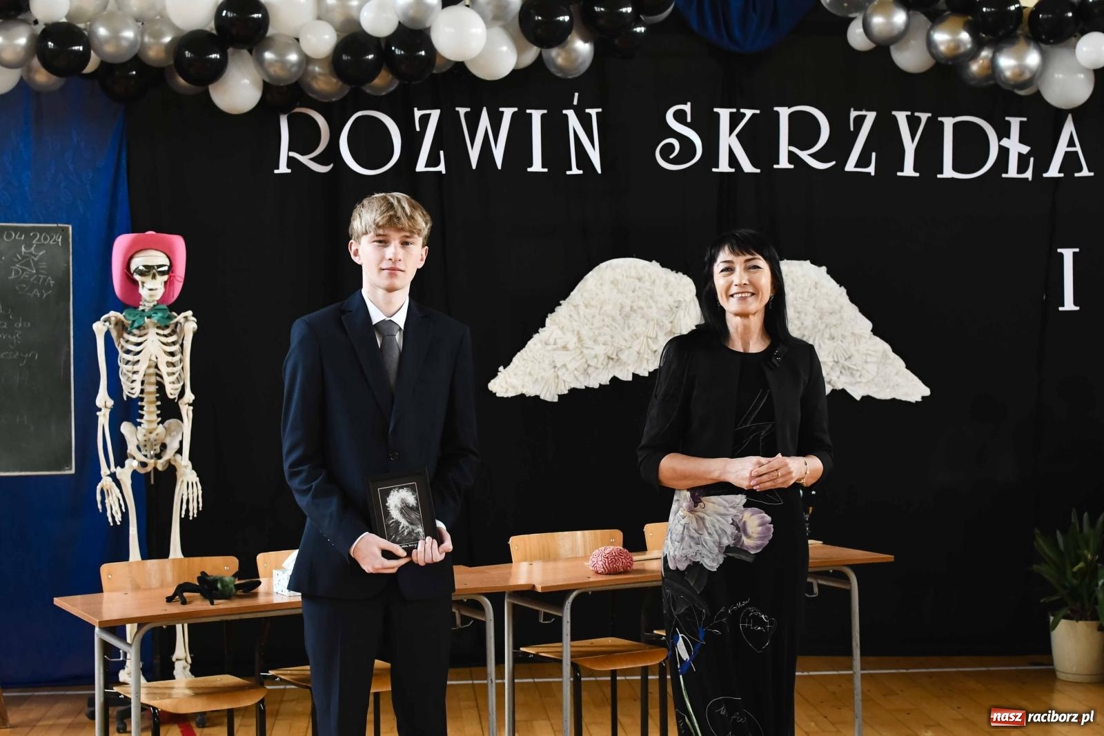 Zdjęcie w galerii na portalu naszraciborz.pl: Licealiści z Dwójki gotowi do matury. II LO pożegnało maturzystów wiadomości z regionu