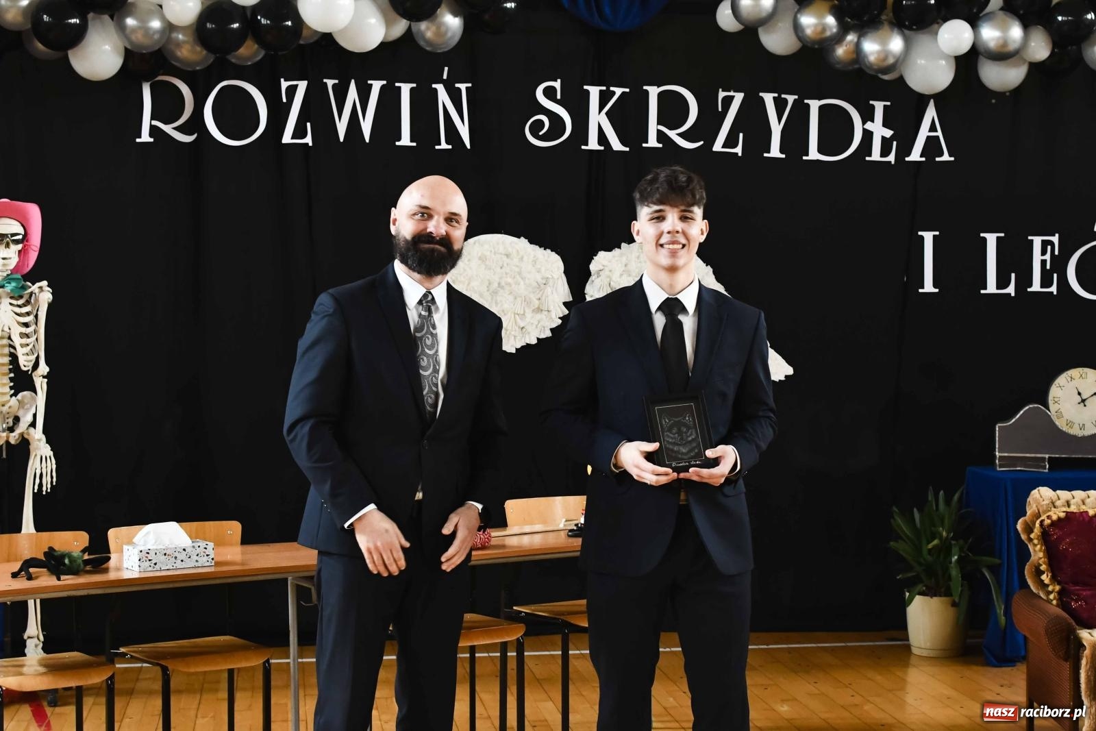 Zdjęcie w galerii na portalu naszraciborz.pl: Licealiści z Dwójki gotowi do matury. II LO pożegnało maturzystów wiadomości z regionu