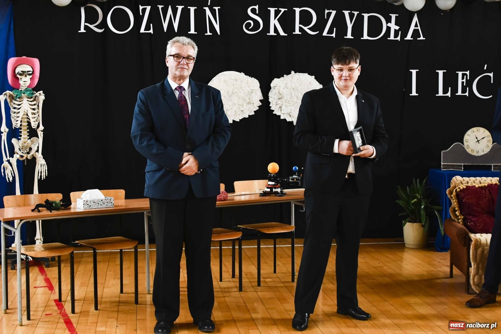 Zdjęcie w galerii na portalu naszraciborz.pl: Licealiści z Dwójki gotowi do matury. II LO pożegnało maturzystów wiadomości z regionu