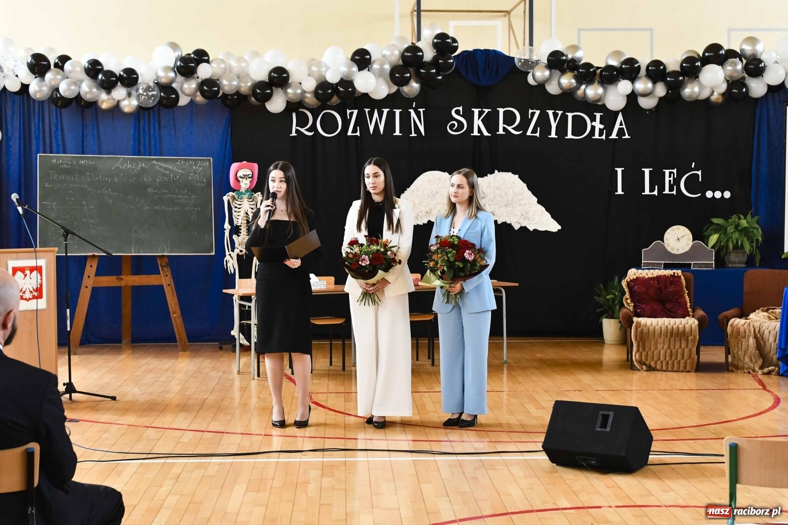 Zdjęcie w galerii na portalu naszraciborz.pl: Licealiści z Dwójki gotowi do matury. II LO pożegnało maturzystów wiadomości z regionu