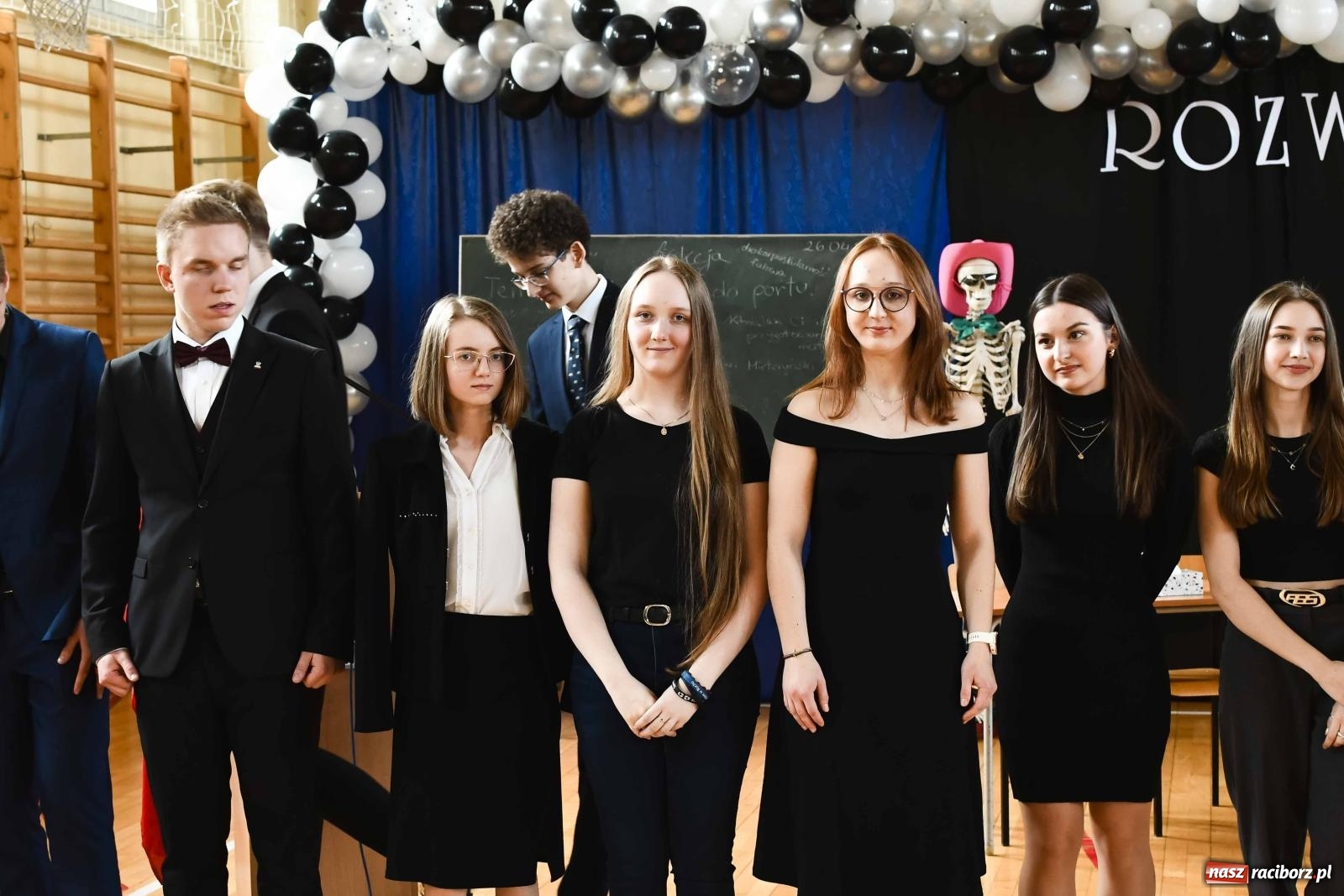 Zdjęcie w galerii na portalu naszraciborz.pl: Licealiści z Dwójki gotowi do matury. II LO pożegnało maturzystów wiadomości z regionu
