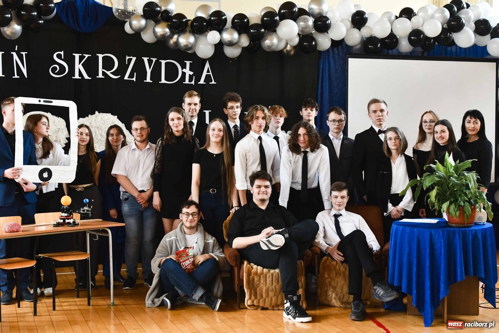 Zdjęcie w galerii na portalu naszraciborz.pl: Licealiści z Dwójki gotowi do matury. II LO pożegnało maturzystów wiadomości z regionu