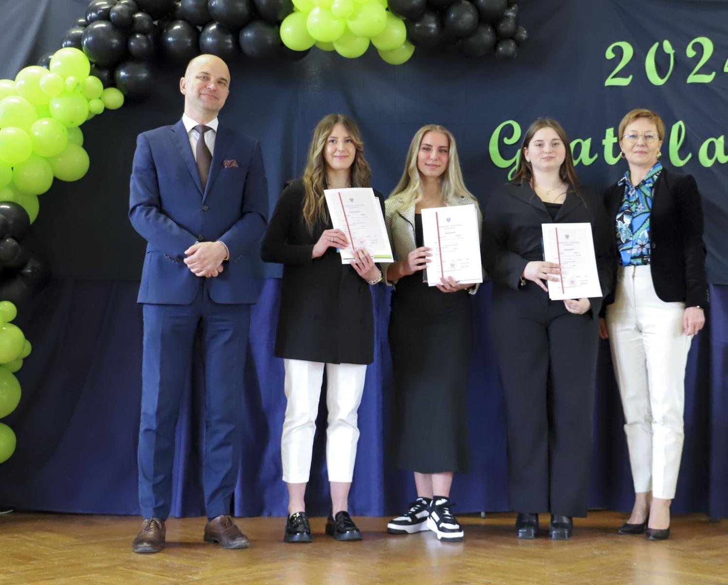 Zdjęcie w galerii na portalu naszraciborz.pl: Pożegnanie maturzystów raciborskiego Ekonomika wiadomości z regionu