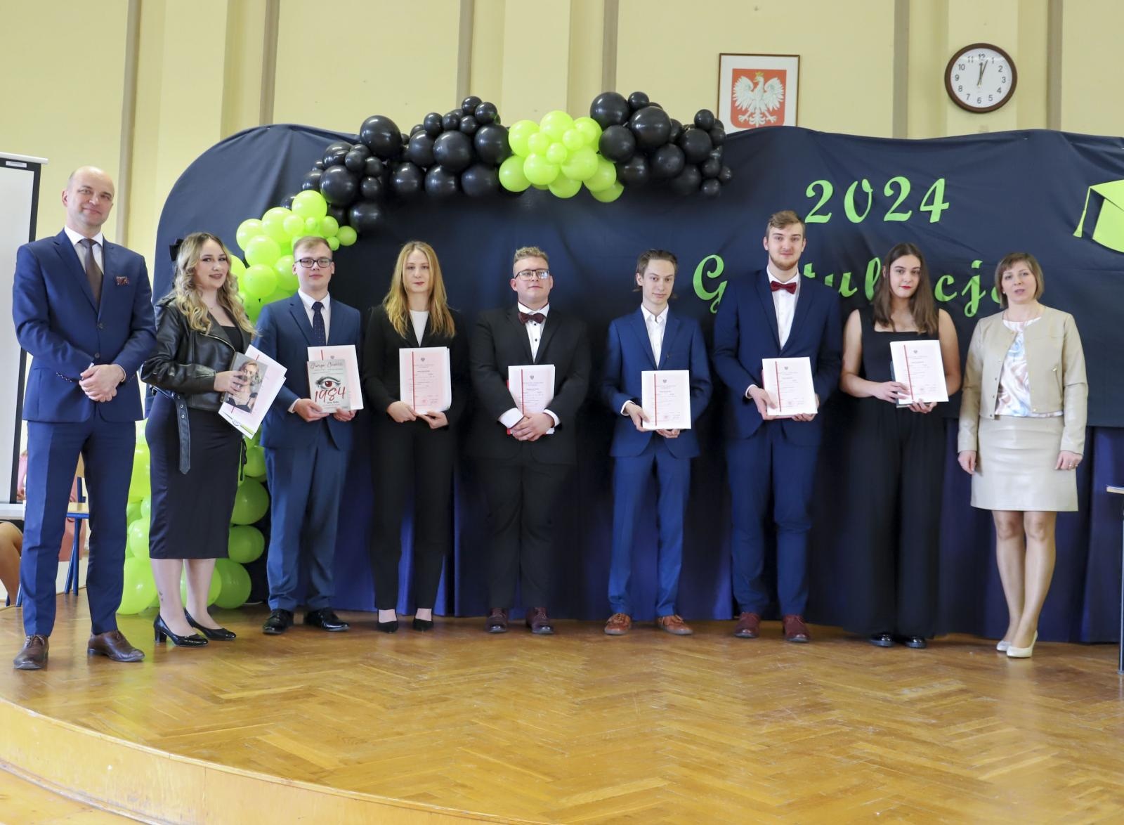 Zdjęcie w galerii na portalu naszraciborz.pl: Pożegnanie maturzystów raciborskiego Ekonomika wiadomości z regionu