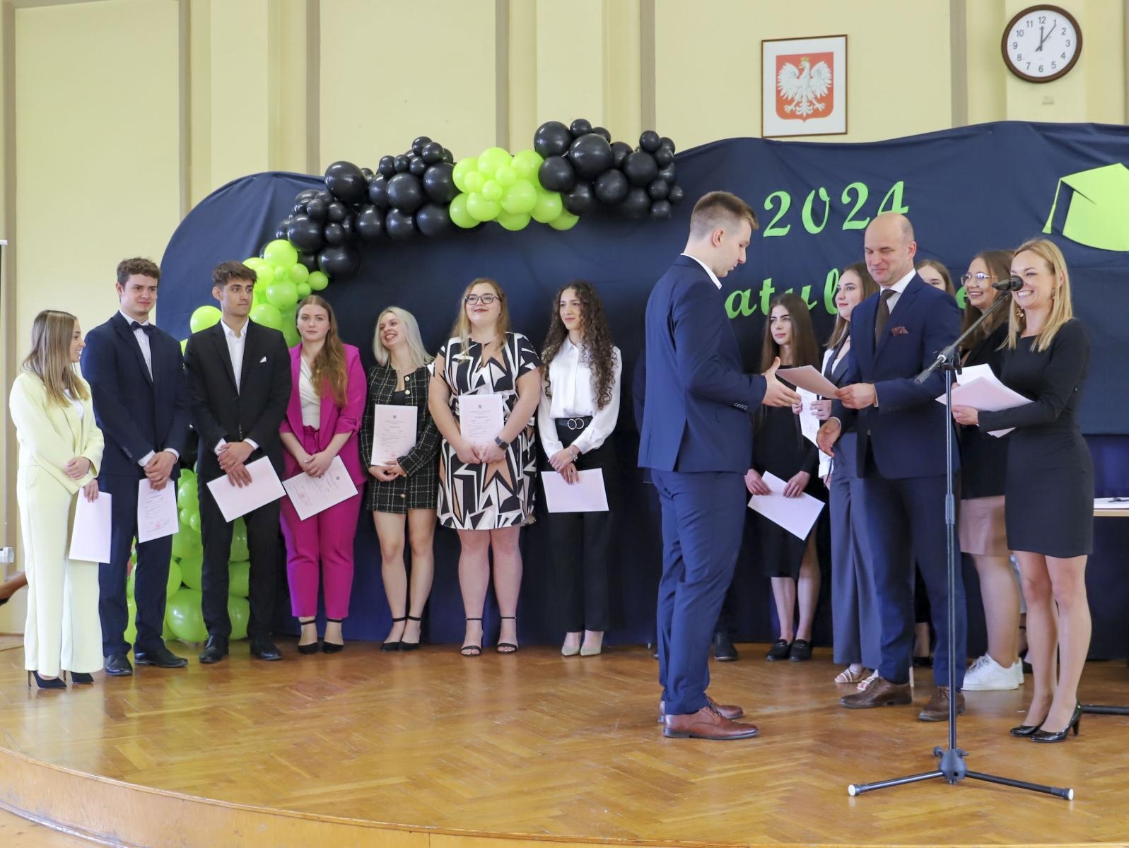 Zdjęcie w galerii na portalu naszraciborz.pl: Pożegnanie maturzystów raciborskiego Ekonomika wiadomości z regionu