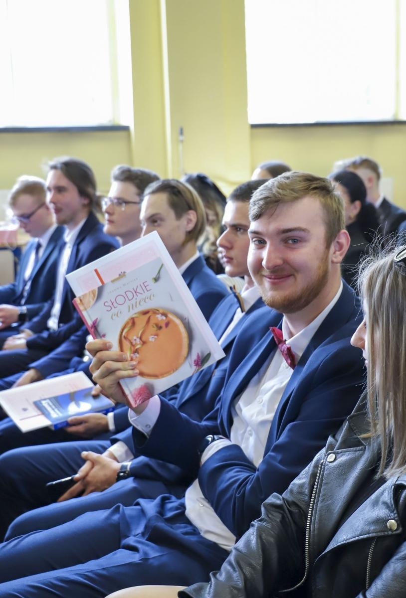Zdjęcie w galerii na portalu naszraciborz.pl: Pożegnanie maturzystów raciborskiego Ekonomika wiadomości z regionu