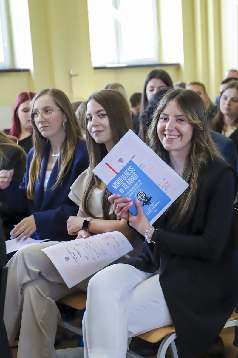 Zdjęcie w galerii na portalu naszraciborz.pl: Pożegnanie maturzystów raciborskiego Ekonomika wiadomości z regionu