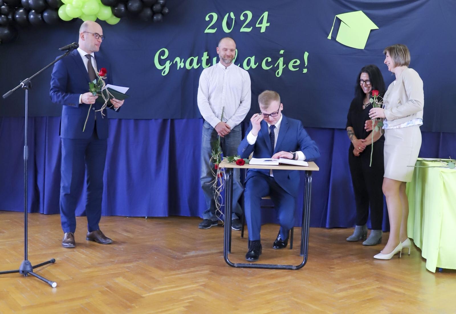 Zdjęcie w galerii na portalu naszraciborz.pl: Pożegnanie maturzystów raciborskiego Ekonomika wiadomości z regionu