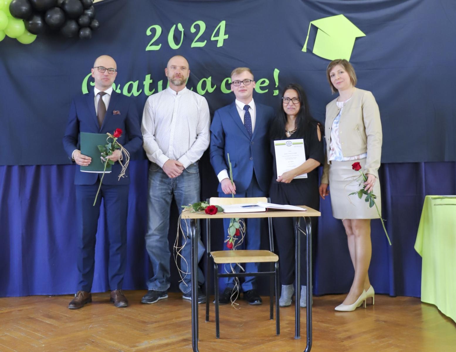 Zdjęcie w galerii na portalu naszraciborz.pl: Pożegnanie maturzystów raciborskiego Ekonomika wiadomości z regionu