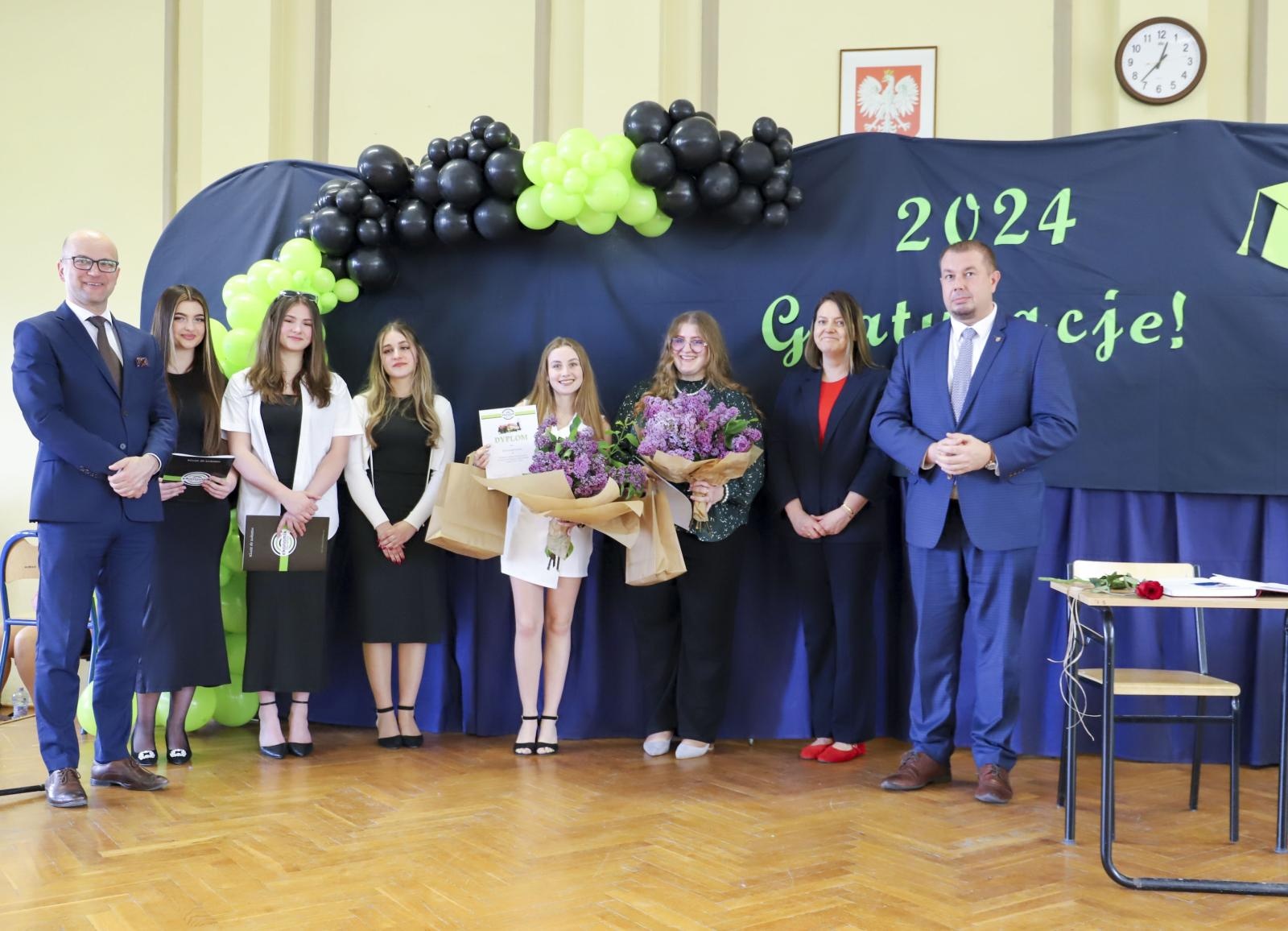 Zdjęcie w galerii na portalu naszraciborz.pl: Pożegnanie maturzystów raciborskiego Ekonomika wiadomości z regionu