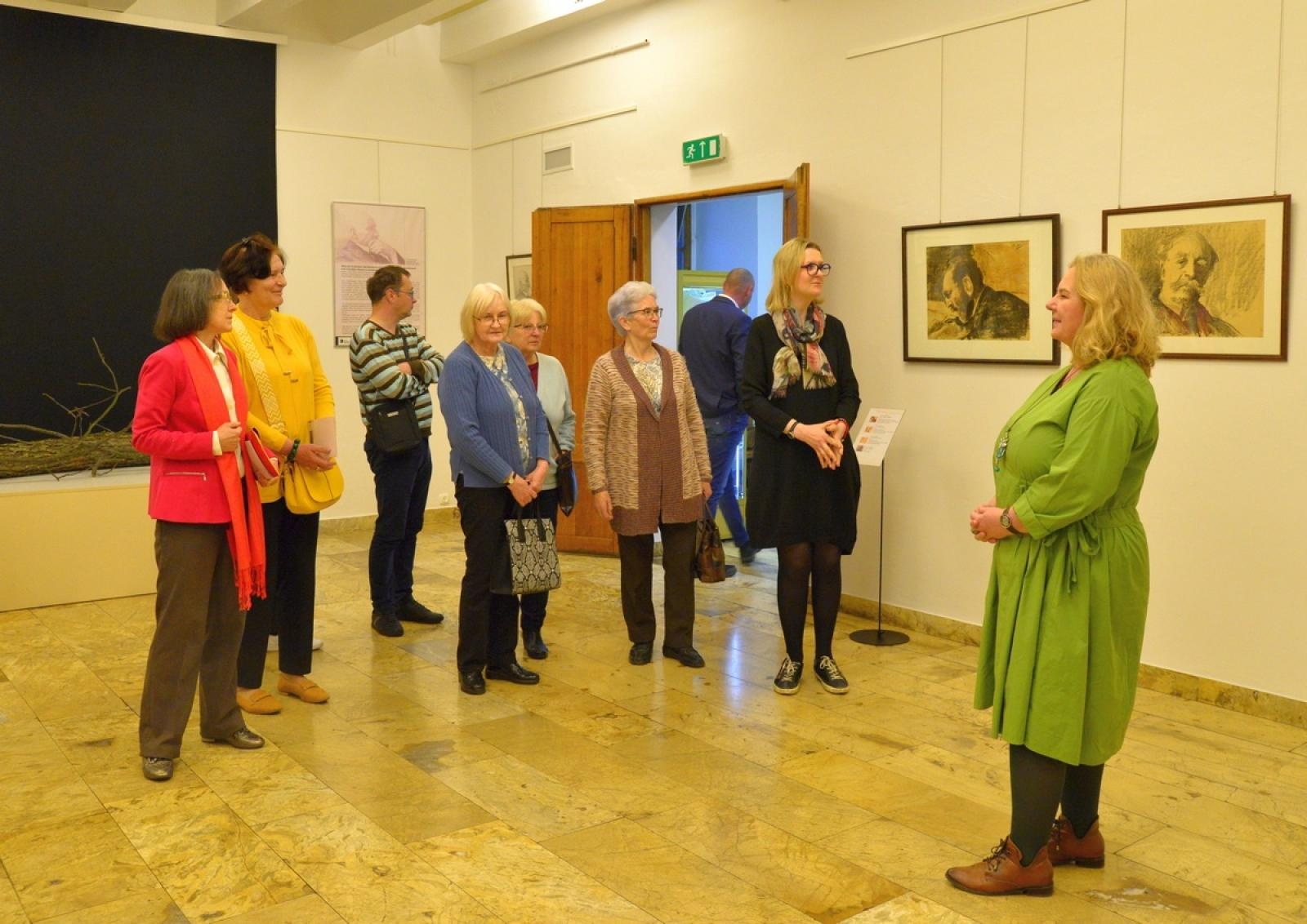 Zdjęcie w galerii na portalu naszraciborz.pl: Spotkanie z zabytkami. Tematem twórczość Wyczółkowskiego wiadomości z regionu