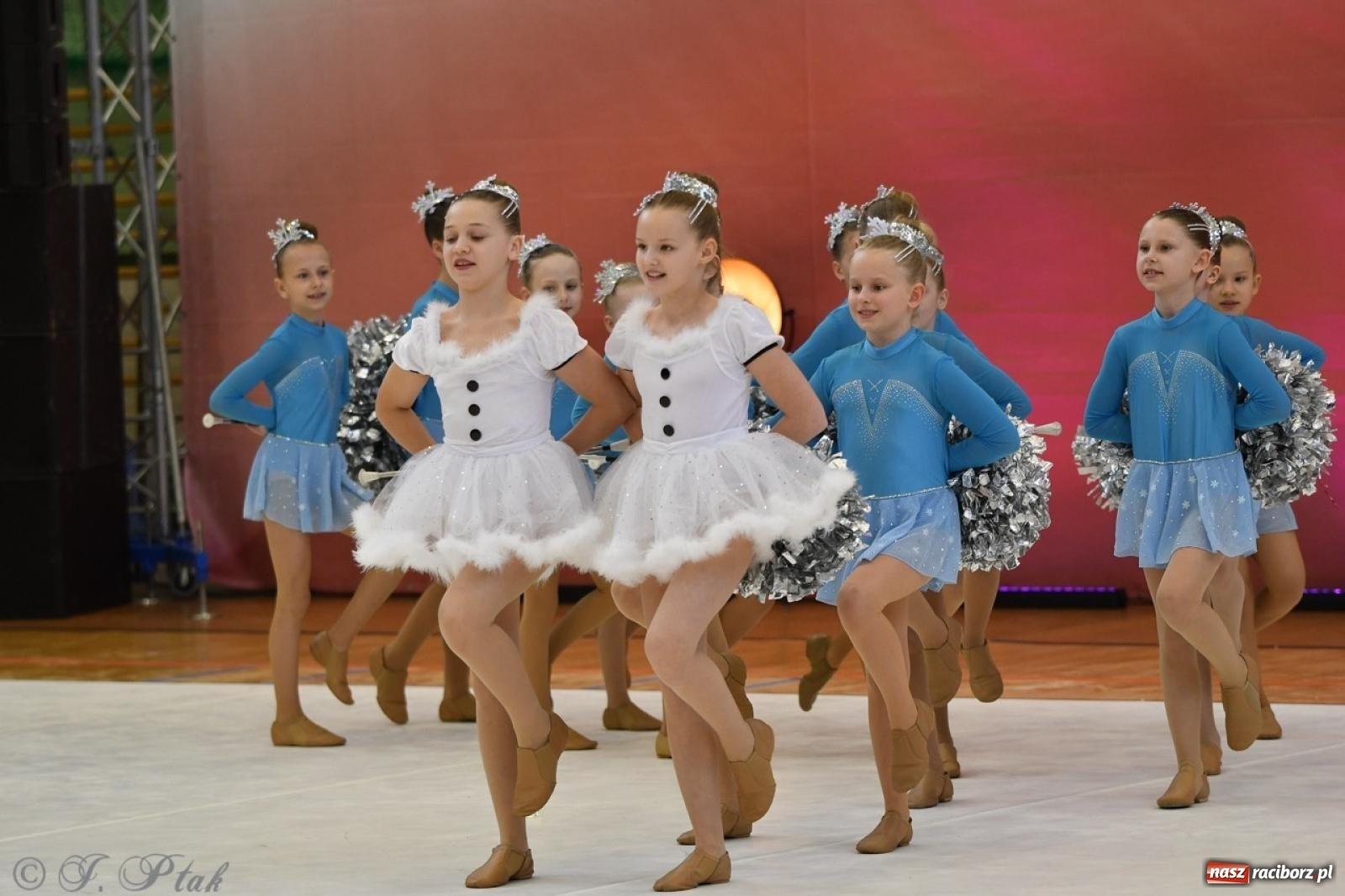 Zdjęcie w galerii na portalu naszraciborz.pl: Racibórz gości Mistrzostwa Okręgu Mażoretek Polski Południowo-Zachodniej [FOTO] wiadomości z regionu