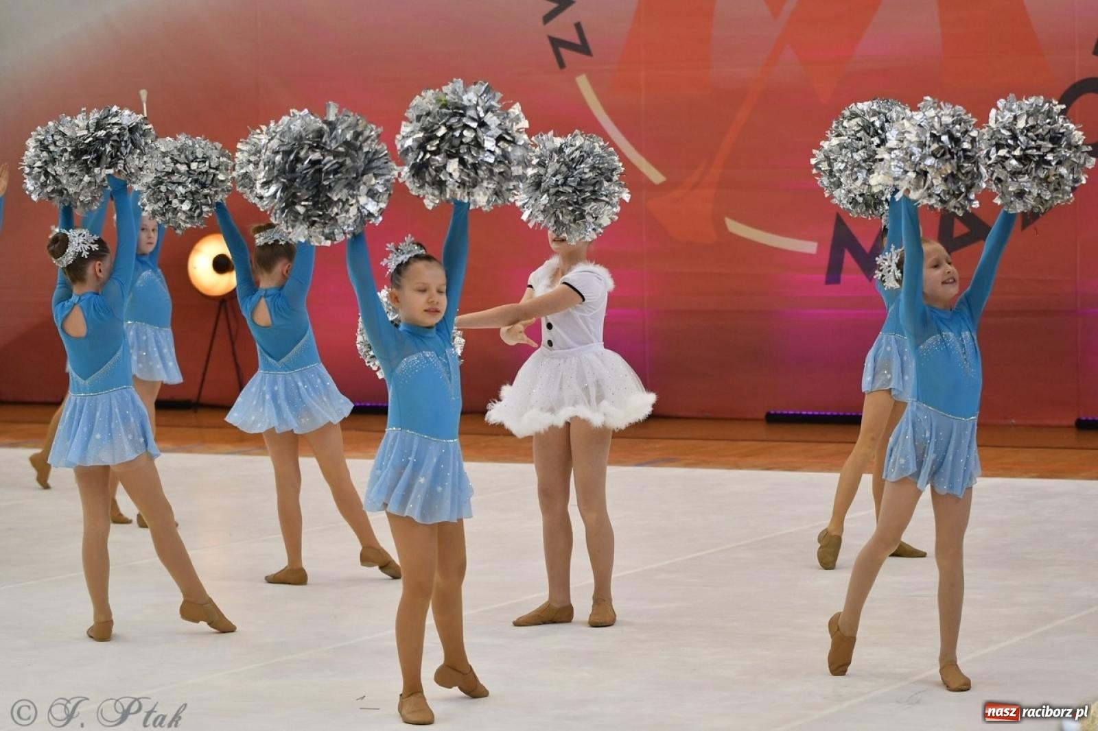 Zdjęcie w galerii na portalu naszraciborz.pl: Racibórz gości Mistrzostwa Okręgu Mażoretek Polski Południowo-Zachodniej [FOTO] wiadomości z regionu