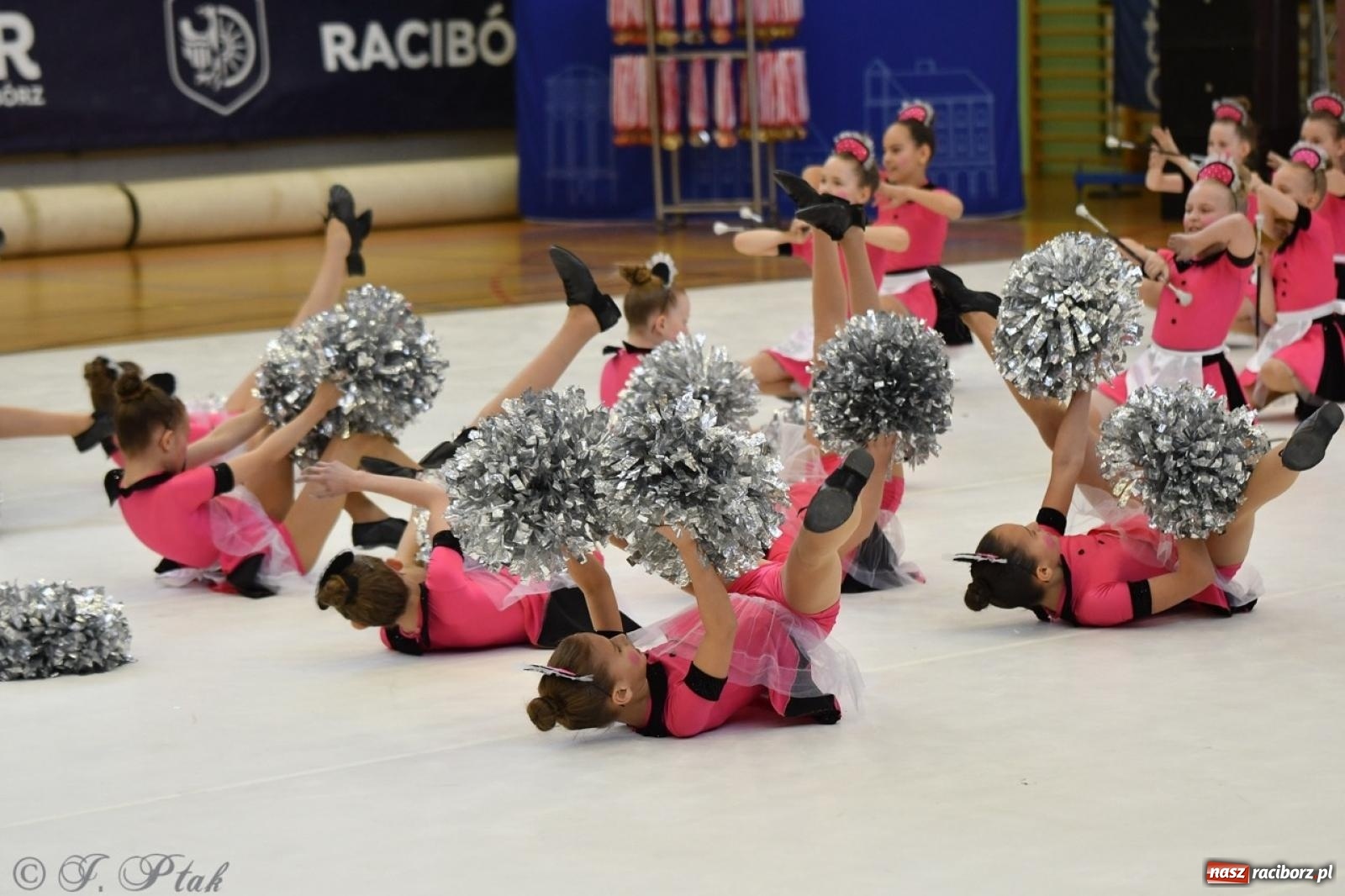 Zdjęcie w galerii na portalu naszraciborz.pl: Racibórz gości Mistrzostwa Okręgu Mażoretek Polski Południowo-Zachodniej [FOTO] wiadomości z regionu