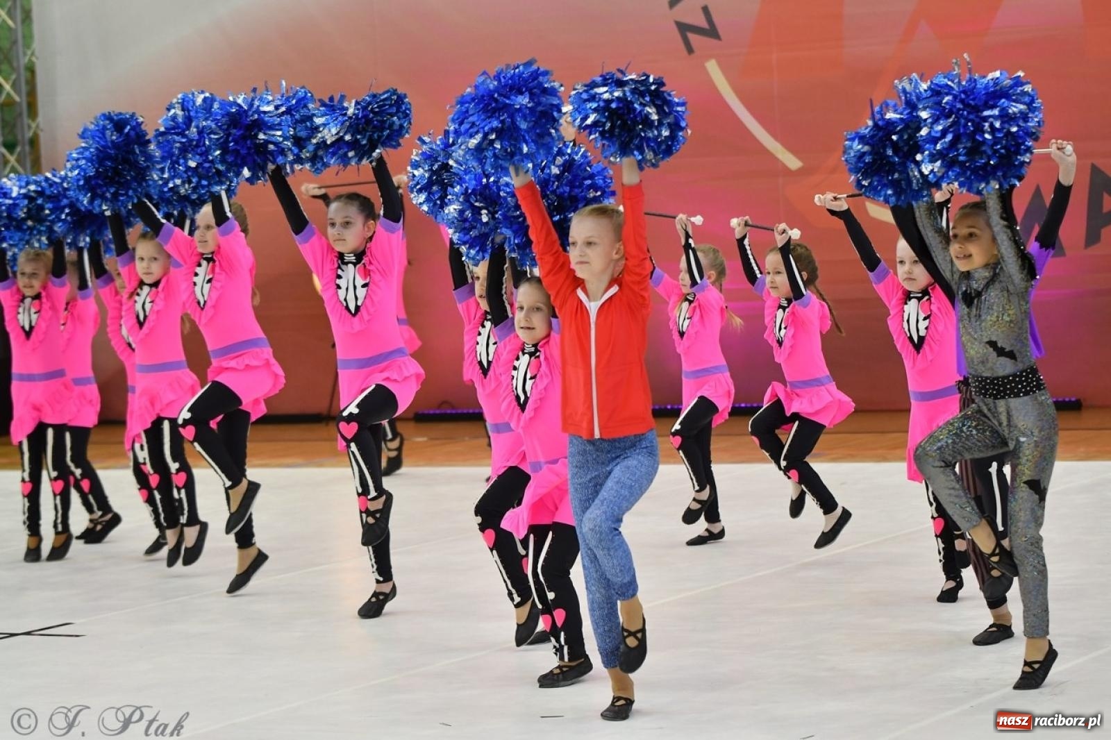 Zdjęcie w galerii na portalu naszraciborz.pl: Racibórz gości Mistrzostwa Okręgu Mażoretek Polski Południowo-Zachodniej [FOTO] wiadomości z regionu