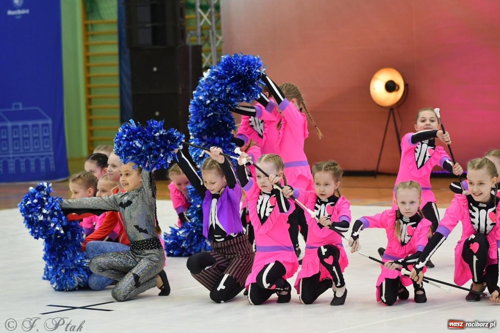 Zdjęcie w galerii na portalu naszraciborz.pl: Racibórz gości Mistrzostwa Okręgu Mażoretek Polski Południowo-Zachodniej [FOTO] wiadomości z regionu