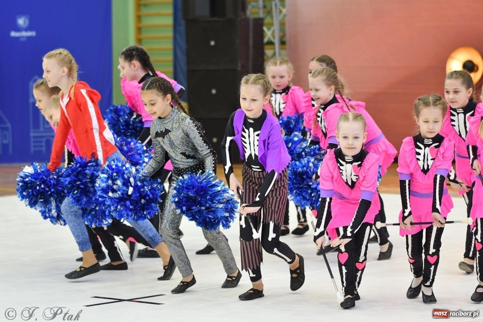Zdjęcie w galerii na portalu naszraciborz.pl: Racibórz gości Mistrzostwa Okręgu Mażoretek Polski Południowo-Zachodniej [FOTO] wiadomości z regionu
