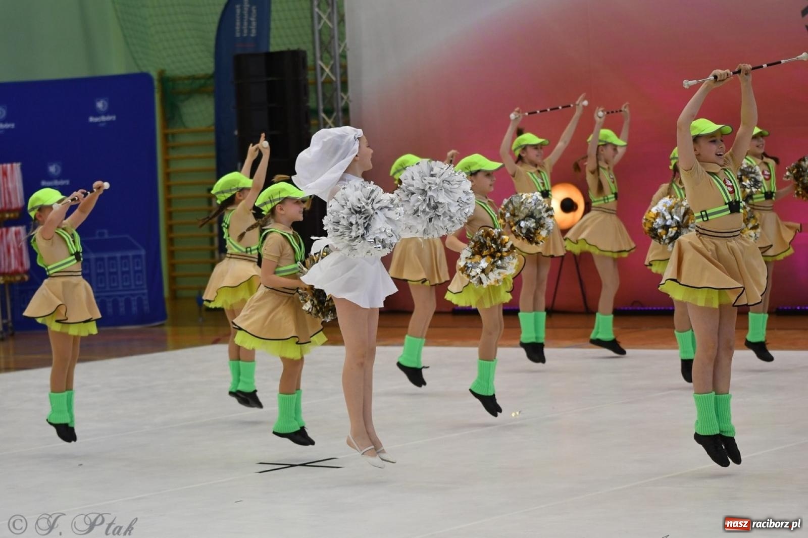 Zdjęcie w galerii na portalu naszraciborz.pl: Racibórz gości Mistrzostwa Okręgu Mażoretek Polski Południowo-Zachodniej [FOTO] wiadomości z regionu