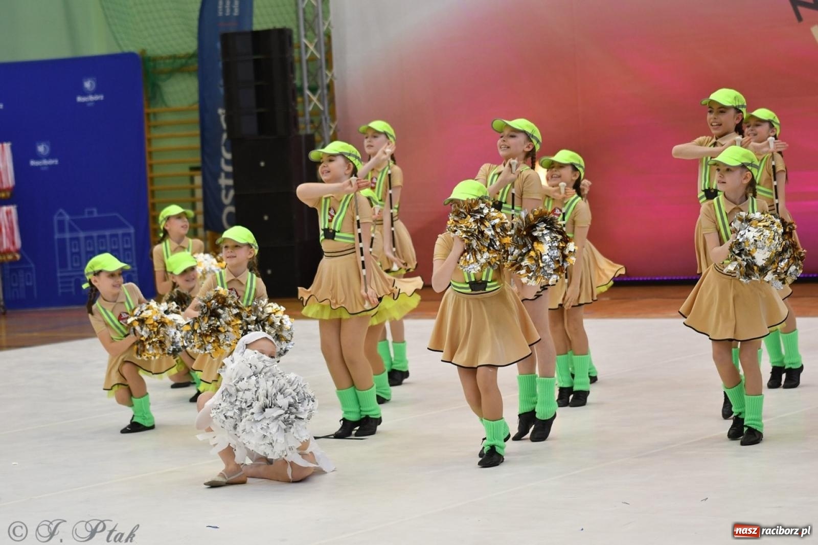 Zdjęcie w galerii na portalu naszraciborz.pl: Racibórz gości Mistrzostwa Okręgu Mażoretek Polski Południowo-Zachodniej [FOTO] wiadomości z regionu