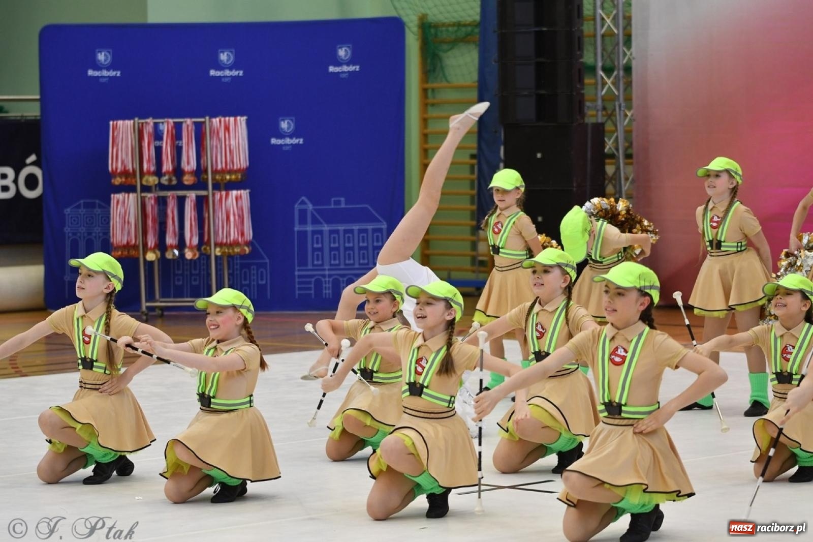 Zdjęcie w galerii na portalu naszraciborz.pl: Racibórz gości Mistrzostwa Okręgu Mażoretek Polski Południowo-Zachodniej [FOTO] wiadomości z regionu
