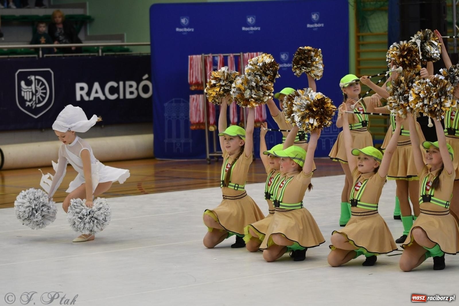 Zdjęcie w galerii na portalu naszraciborz.pl: Racibórz gości Mistrzostwa Okręgu Mażoretek Polski Południowo-Zachodniej [FOTO] wiadomości z regionu