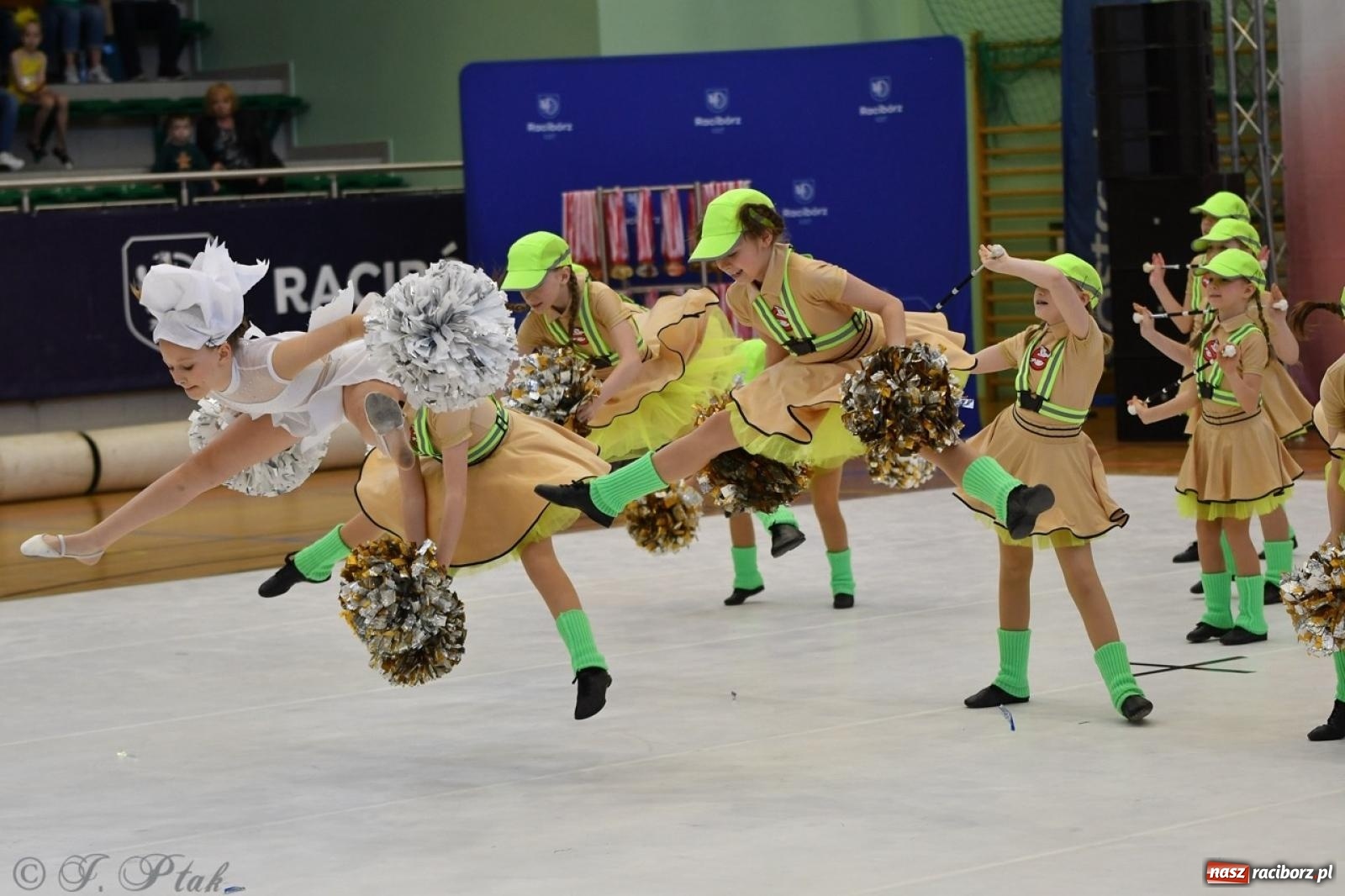 Zdjęcie w galerii na portalu naszraciborz.pl: Racibórz gości Mistrzostwa Okręgu Mażoretek Polski Południowo-Zachodniej [FOTO] wiadomości z regionu