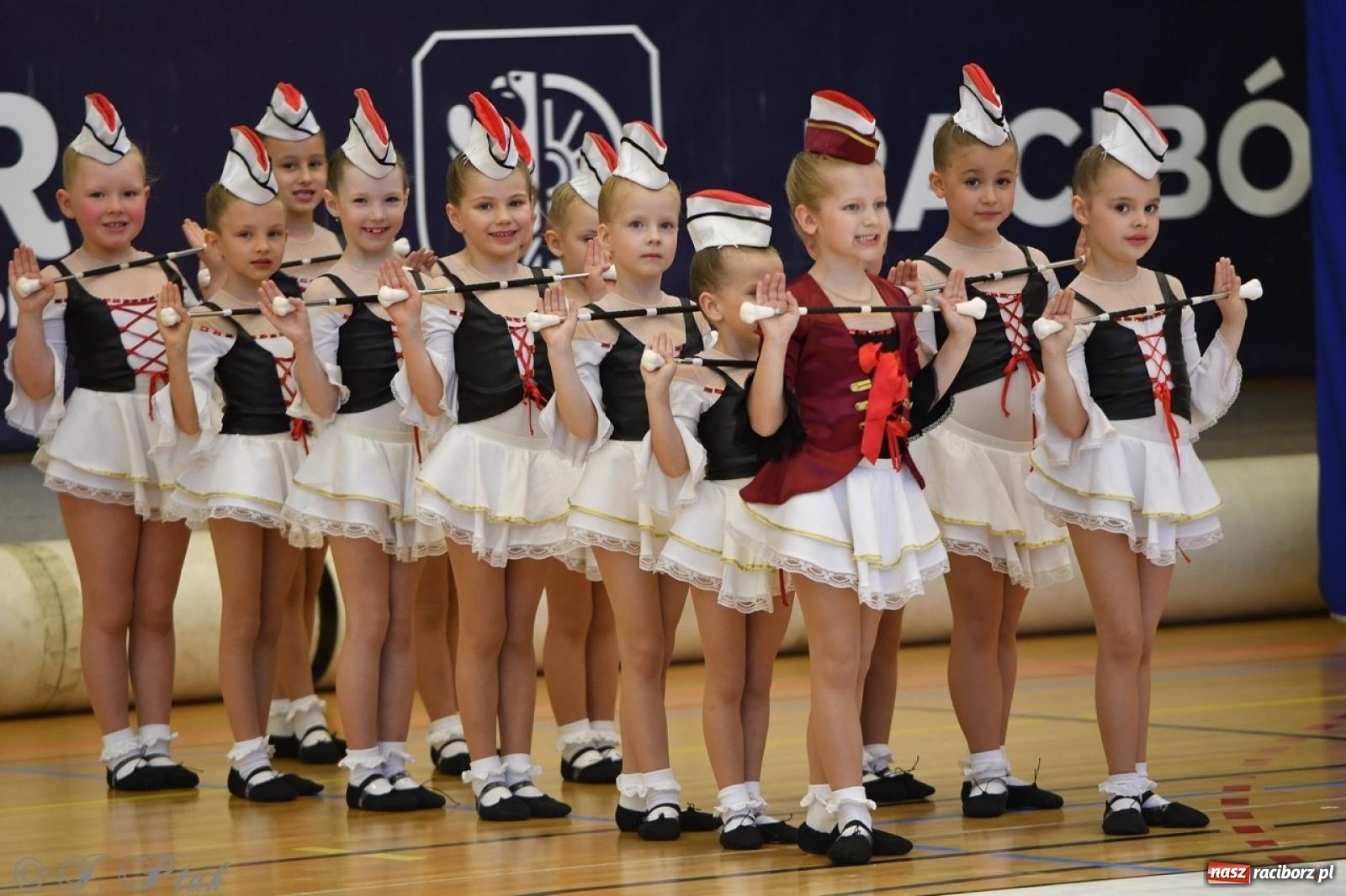 Zdjęcie w galerii na portalu naszraciborz.pl: Racibórz gości Mistrzostwa Okręgu Mażoretek Polski Południowo-Zachodniej [FOTO] wiadomości z regionu