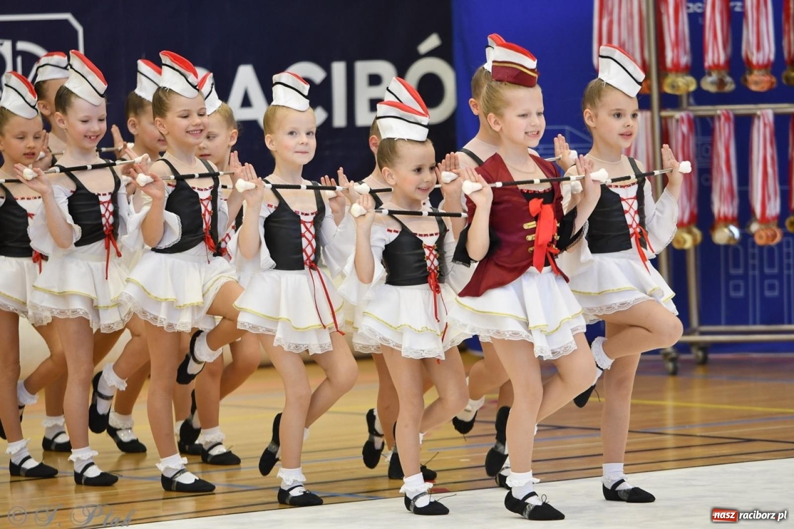 Zdjęcie w galerii na portalu naszraciborz.pl: Racibórz gości Mistrzostwa Okręgu Mażoretek Polski Południowo-Zachodniej [FOTO] wiadomości z regionu