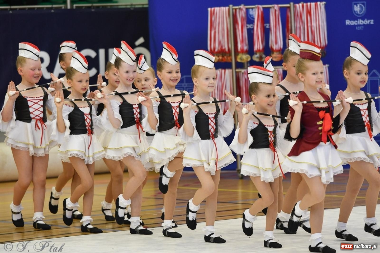 Zdjęcie w galerii na portalu naszraciborz.pl: Racibórz gości Mistrzostwa Okręgu Mażoretek Polski Południowo-Zachodniej [FOTO] wiadomości z regionu