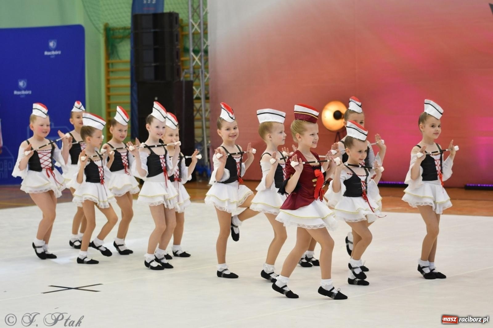 Zdjęcie w galerii na portalu naszraciborz.pl: Racibórz gości Mistrzostwa Okręgu Mażoretek Polski Południowo-Zachodniej [FOTO] wiadomości z regionu