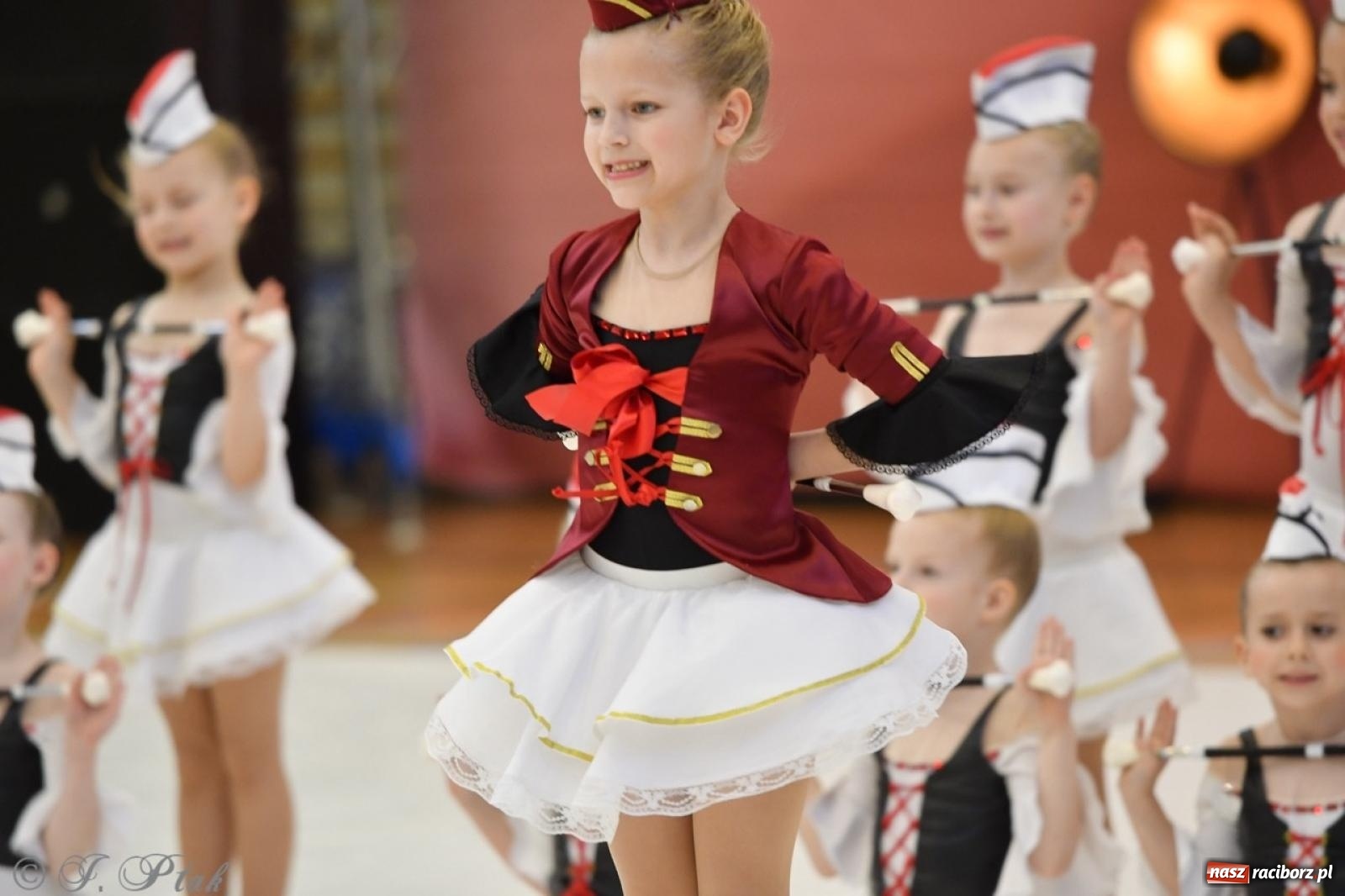 Zdjęcie w galerii na portalu naszraciborz.pl: Racibórz gości Mistrzostwa Okręgu Mażoretek Polski Południowo-Zachodniej [FOTO] wiadomości z regionu