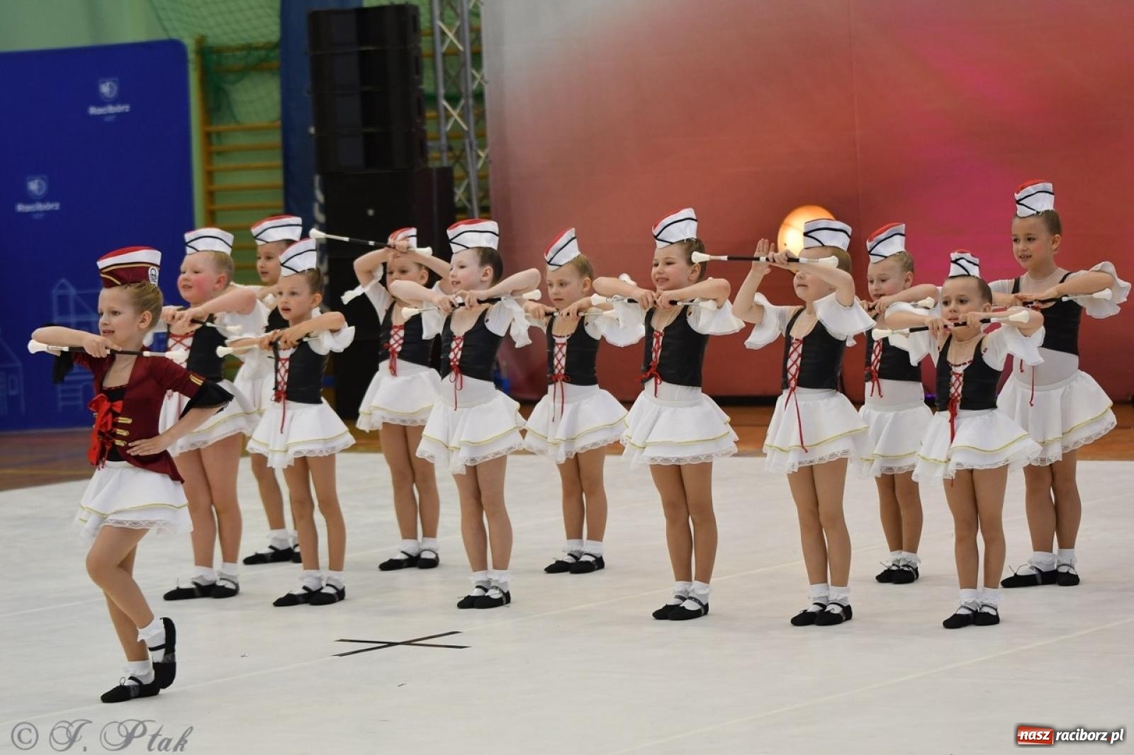 Zdjęcie w galerii na portalu naszraciborz.pl: Racibórz gości Mistrzostwa Okręgu Mażoretek Polski Południowo-Zachodniej [FOTO] wiadomości z regionu