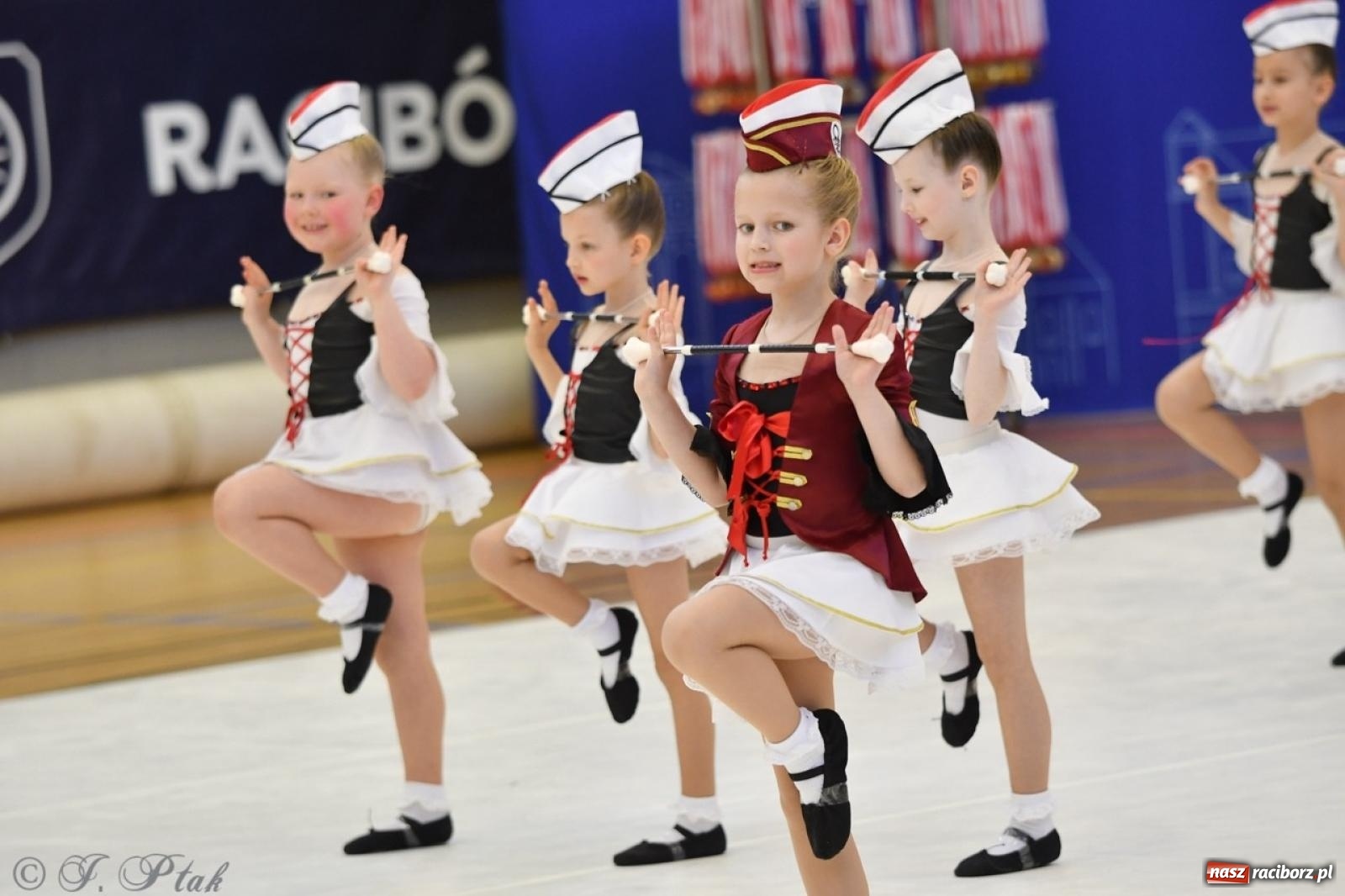 Zdjęcie w galerii na portalu naszraciborz.pl: Racibórz gości Mistrzostwa Okręgu Mażoretek Polski Południowo-Zachodniej [FOTO] wiadomości z regionu
