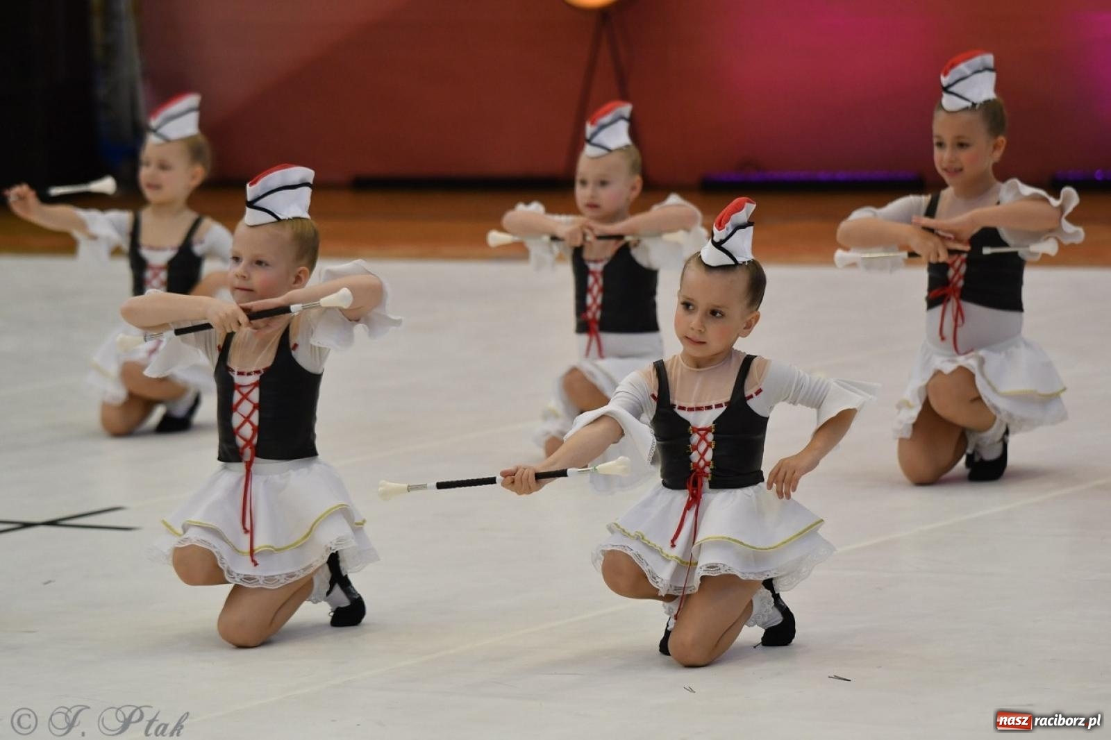 Zdjęcie w galerii na portalu naszraciborz.pl: Racibórz gości Mistrzostwa Okręgu Mażoretek Polski Południowo-Zachodniej [FOTO] wiadomości z regionu