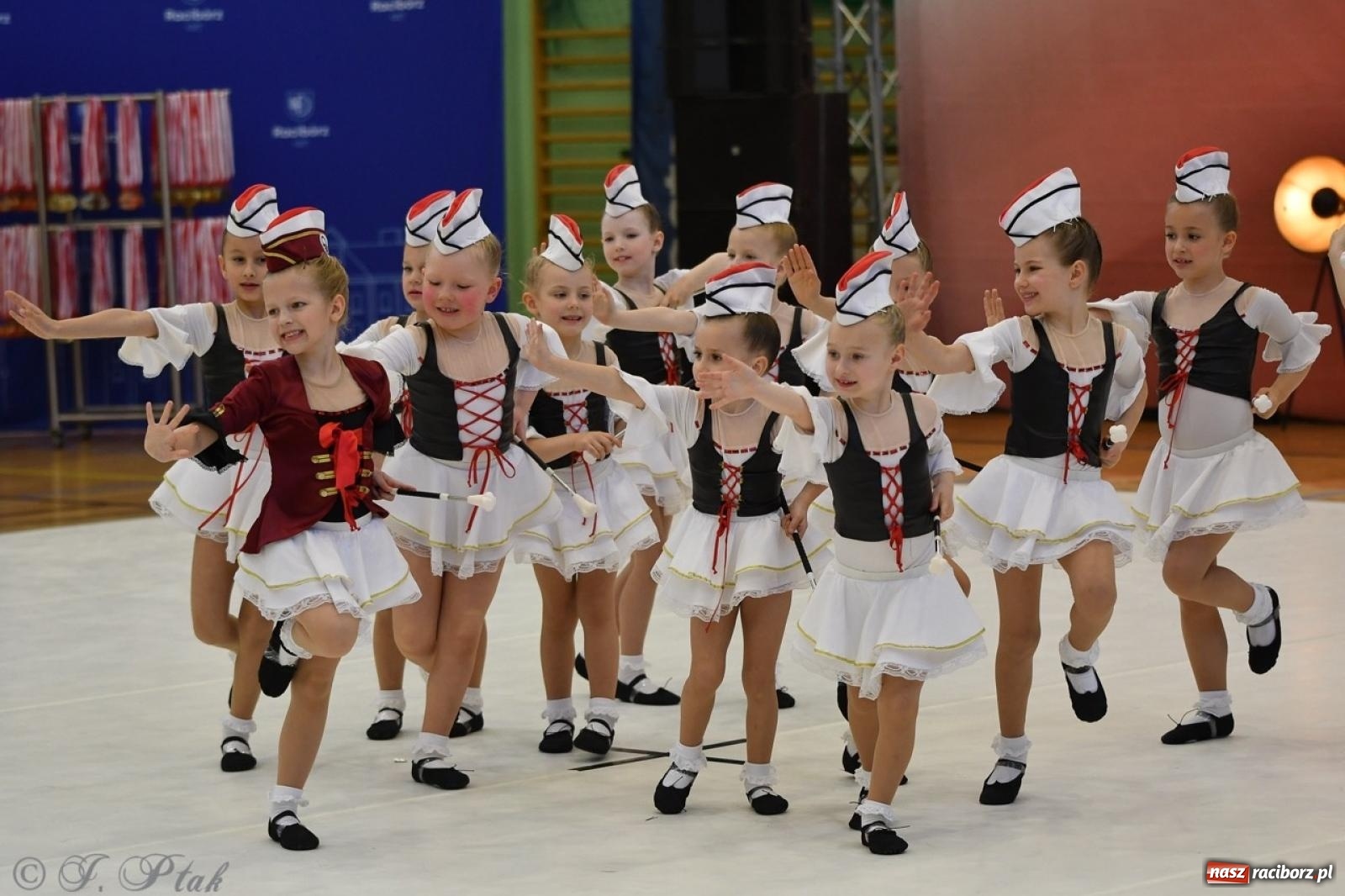 Zdjęcie w galerii na portalu naszraciborz.pl: Racibórz gości Mistrzostwa Okręgu Mażoretek Polski Południowo-Zachodniej [FOTO] wiadomości z regionu