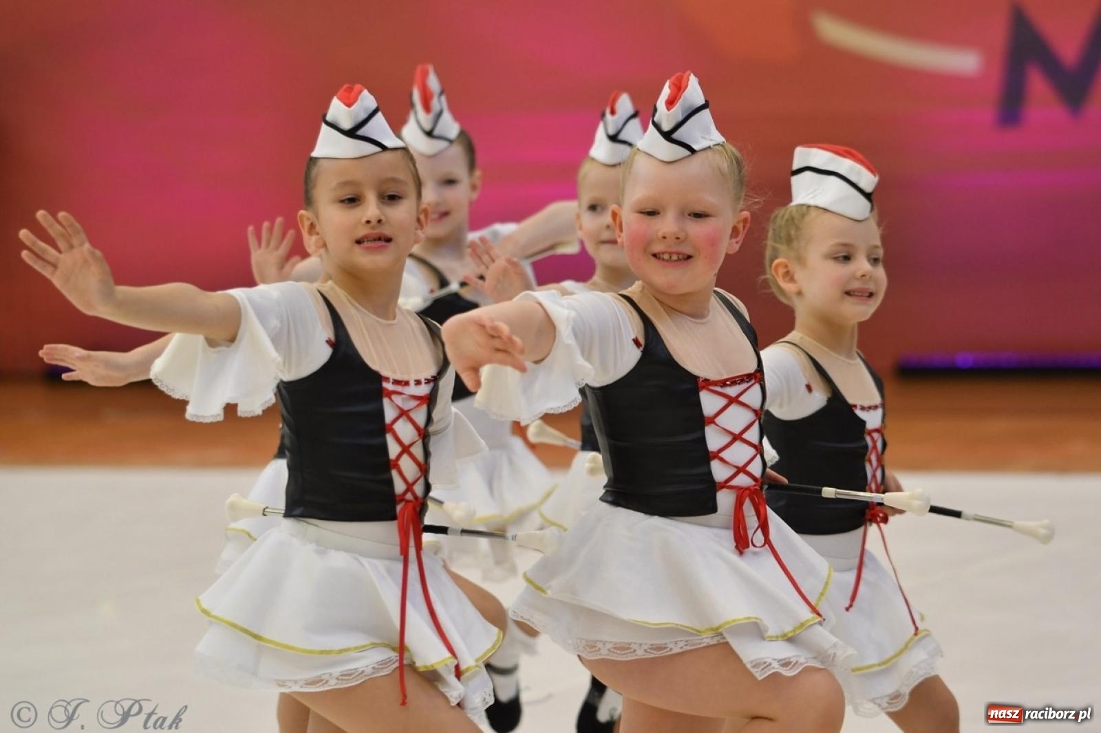Zdjęcie w galerii na portalu naszraciborz.pl: Racibórz gości Mistrzostwa Okręgu Mażoretek Polski Południowo-Zachodniej [FOTO] wiadomości z regionu