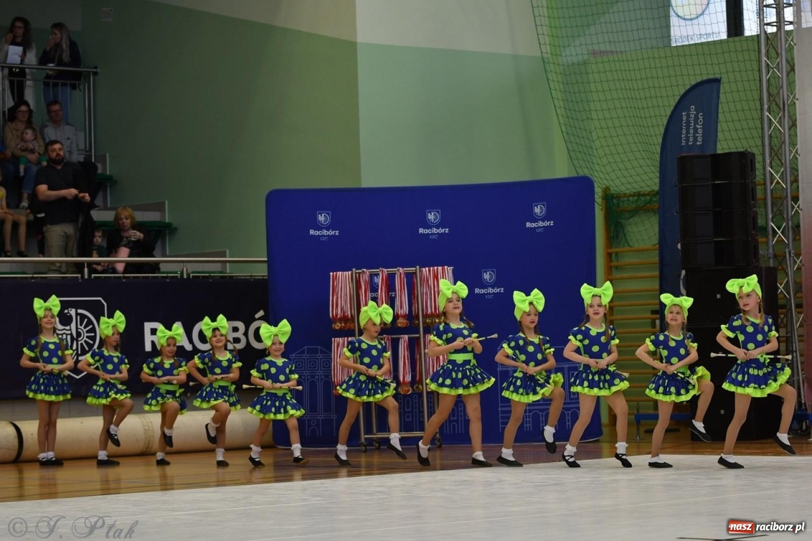 Zdjęcie w galerii na portalu naszraciborz.pl: Racibórz gości Mistrzostwa Okręgu Mażoretek Polski Południowo-Zachodniej [FOTO] wiadomości z regionu