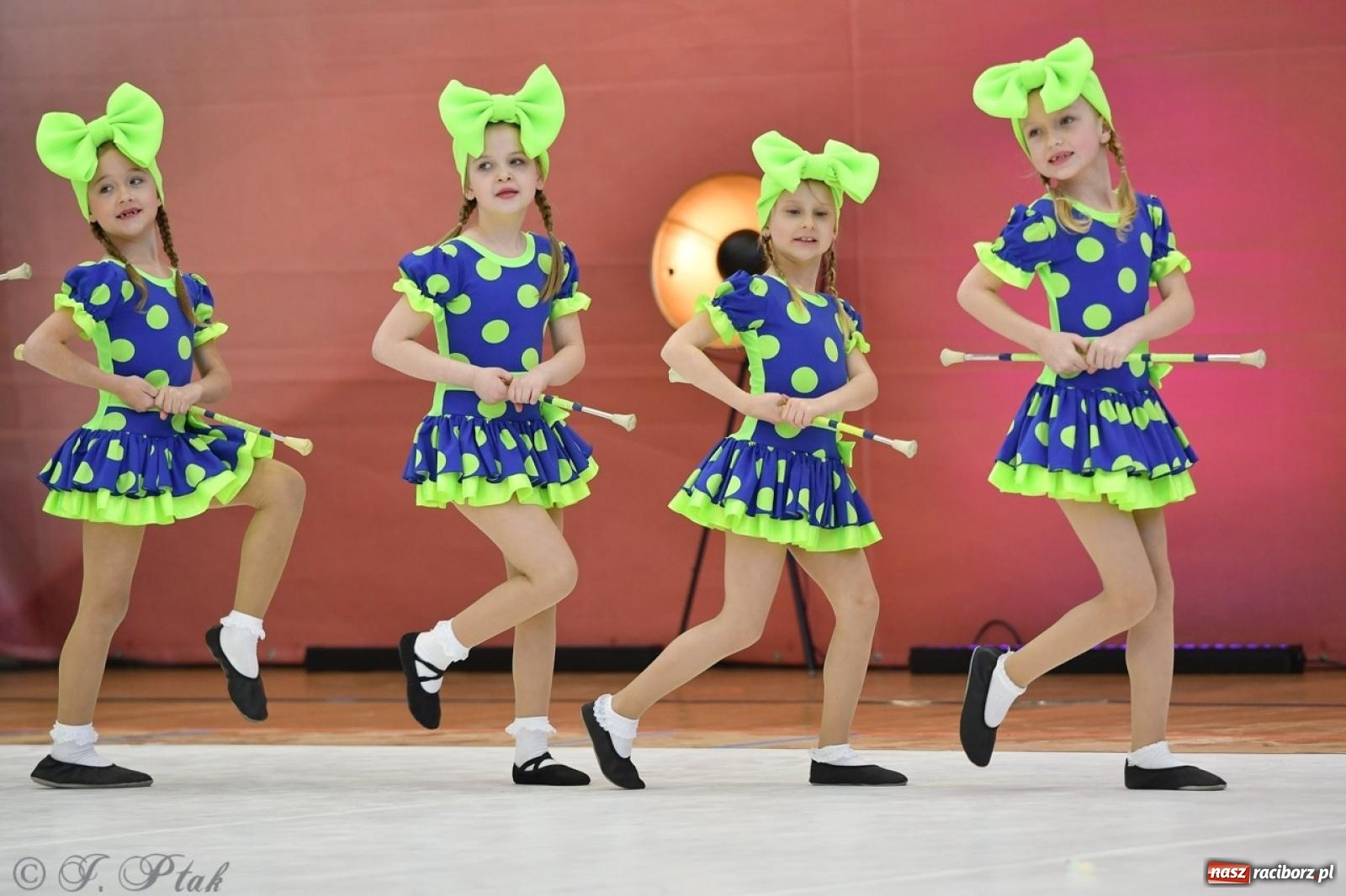 Zdjęcie w galerii na portalu naszraciborz.pl: Racibórz gości Mistrzostwa Okręgu Mażoretek Polski Południowo-Zachodniej [FOTO] wiadomości z regionu