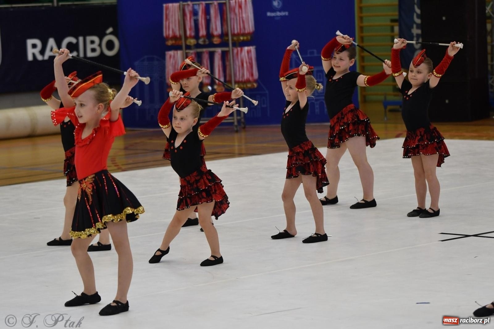 Zdjęcie w galerii na portalu naszraciborz.pl: Racibórz gości Mistrzostwa Okręgu Mażoretek Polski Południowo-Zachodniej [FOTO] wiadomości z regionu